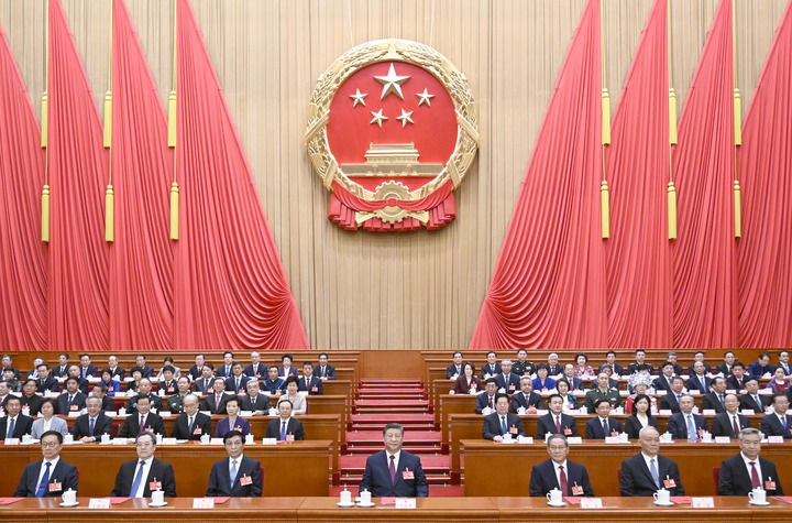 3月11日下午，第十四屆全國人民代表大會第三次會議在北京人民大會堂閉幕。黨和國家領導人習近平、李強、王滬寧、蔡奇、丁薛祥、李希、韓正等在主席臺就座。新華社記者 李學仁 攝