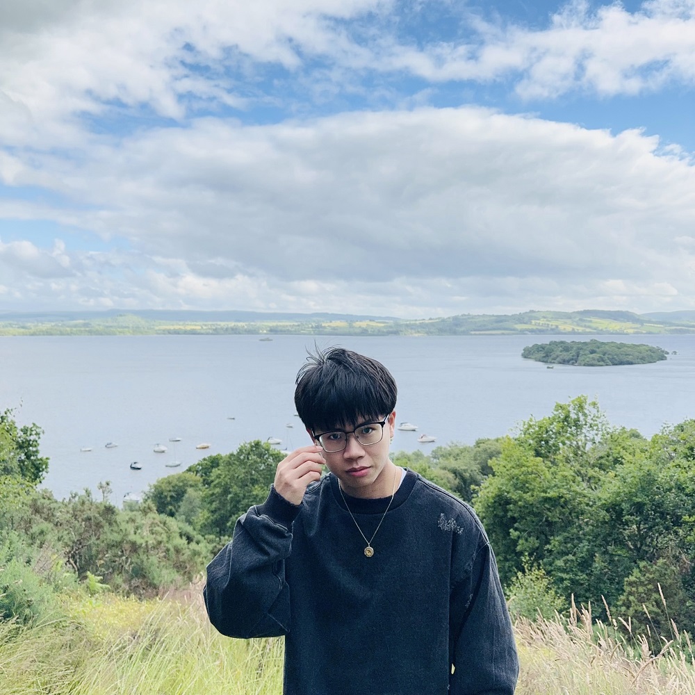 周于旸，1996年生，江蘇蘇州人，已出版小說集《馬孔多在下雨》《招搖過海》。有作品發表于《人民文學》《十月》《北京文學》《小說界》等刊物，有作品入選收獲文學榜、城市文學排行榜，曾獲“鐘山之星”文學獎，小說集《馬孔多在下雨》入圍第五屆寶珀理想國文學獎決選名單。