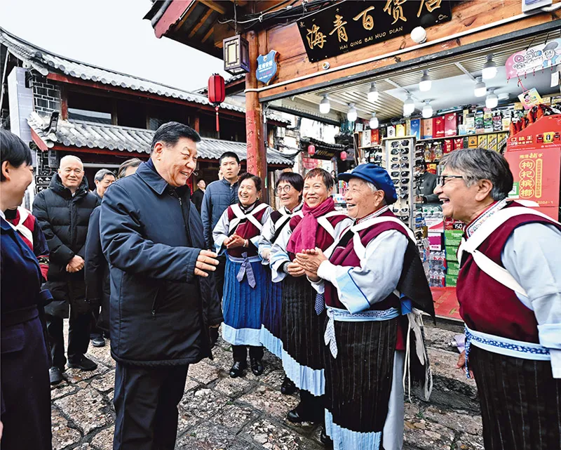 2025年3月19日至20日，中共中央總書記、國家主席、中央軍委主席習(xí)近平在云南考察。這是19日下午，習(xí)近平在麗江古城考察時，與當?shù)鼐用裼H切交流。 新華社記者 燕雁/攝