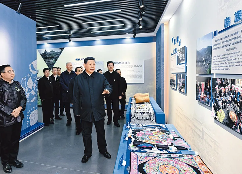 2025年3月17日至18日，中共中央總書記、國家主席、中央軍委主席習(xí)近平在貴州考察。這是17日下午，習(xí)近平在黔東南州黎平縣肇興侗寨侗族文化展示中心考察。 新華社記者 謝環(huán)馳/攝