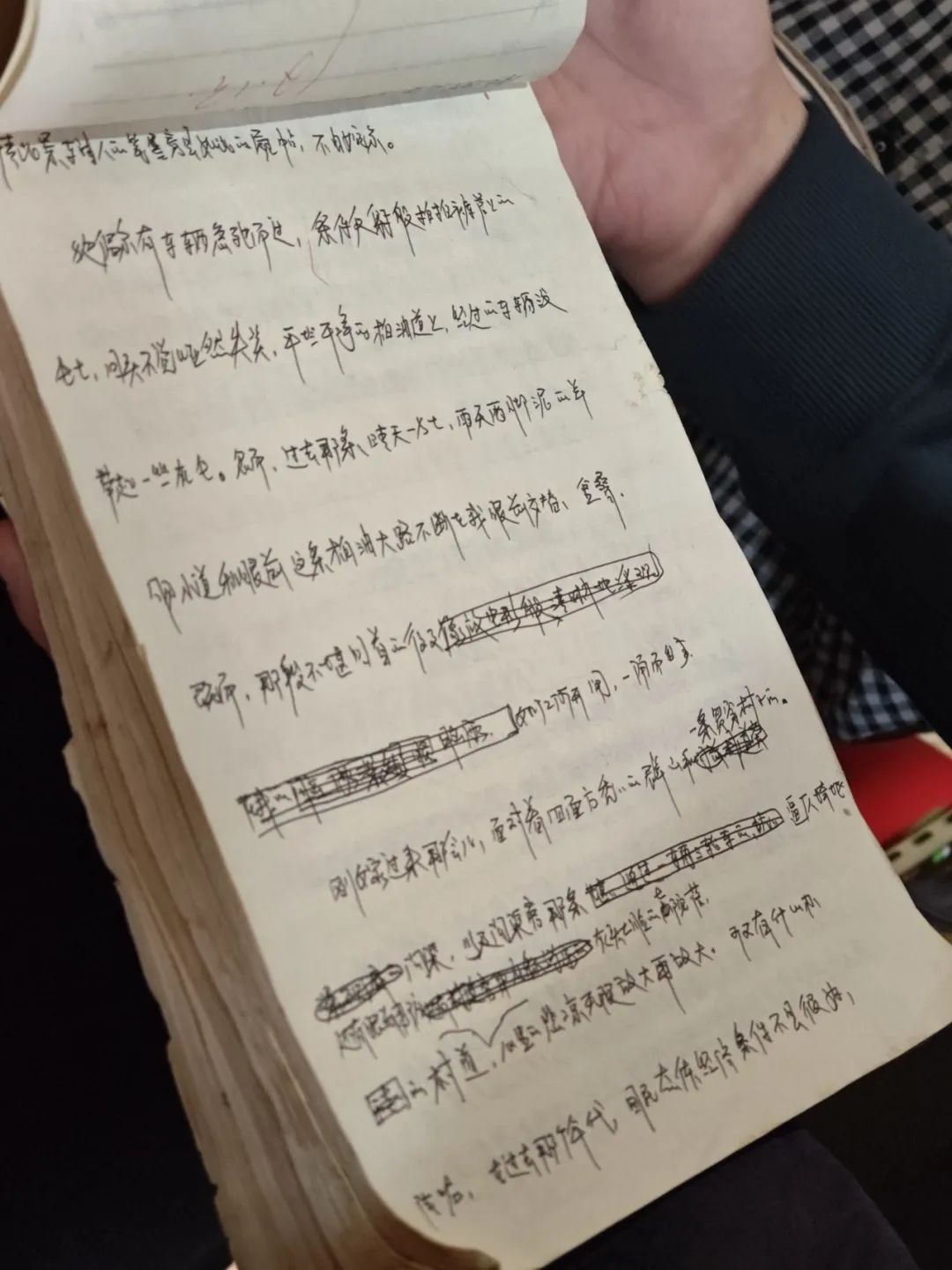 王對平在孩子作業(yè)本背面寫作