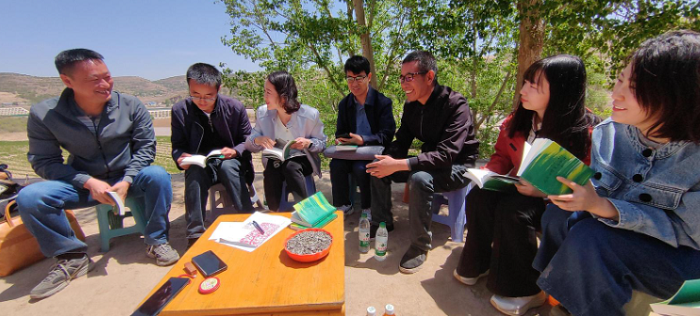 走進(jìn)大山深處與詩人曹兵交流。