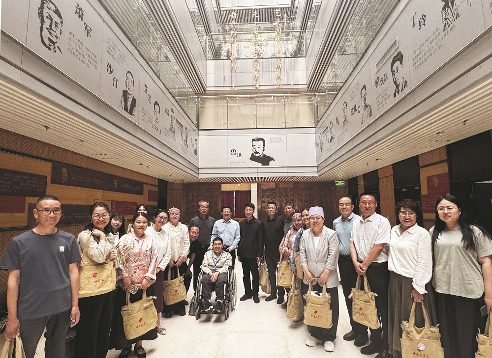 作家們參觀魯迅文學院