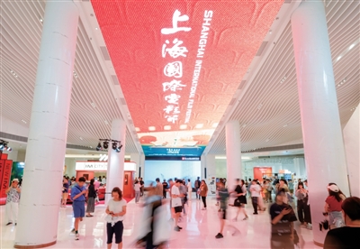 第二十七屆上海國際電影節期間，上海影城里人來人往。  　　主辦方供圖
