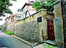 現代作家的青島印象與抗戰記憶　　青島是中共地下黨組織和左聯小組的重要據點，也是大批現代作家的寓居之地。[詳細]