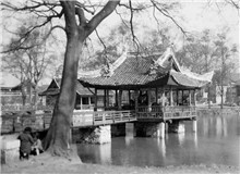 抗戰中的上海公園　　若是以上海的公園作為線索，也會浮現出一段屈辱與抗爭交織、傷害與堅韌并存的抗戰史。[詳細]