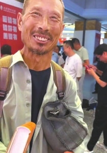 河南農(nóng)民工劉詩利參加作家陳行甲新書分享會(huì)。圖據(jù)人民日?qǐng)?bào)客戶端