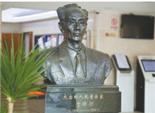 《游擊隊歌》：“每一寸土地都是我們自己的”　　“我們都是神槍手，每一顆子彈消滅一個敵人。我們都是飛行軍，哪怕那山高水又深……”[詳細]