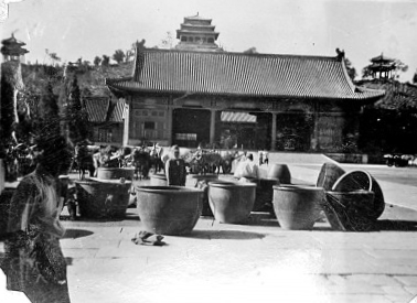 侵華戰爭時，日軍盯上了故宮里的大銅缸　　經歷了歲月的洗禮之后，這些水缸作為故宮文化的組成部分，向人們訴說著它們見證的歷史變遷。[詳細]