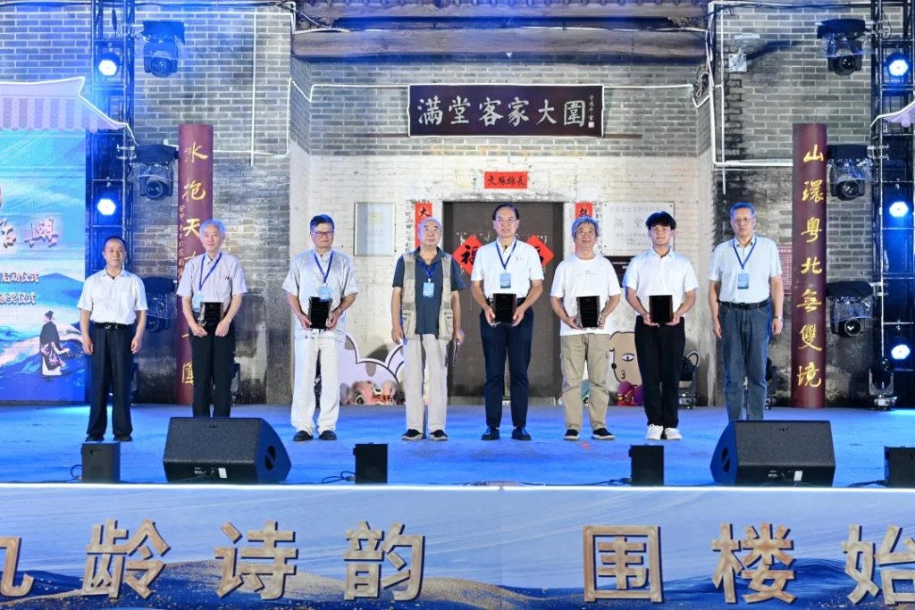 中國書籍出版社原副總編輯、北京詩詞學會副會長趙安民，《中華詩詞》編輯部主任盧冷夫為佳作獎獲得者頒獎