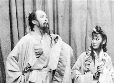 抗戰戲劇，紅幕赤聲撥時弦　　當正常的舞臺演出被戰爭打斷，戲劇從某種程度上就已經超越內容本身，成為民族解放戰爭的一部分。[詳細]