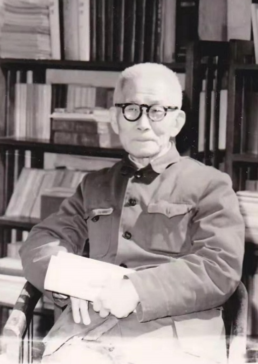 1940年元旦，巖洞里的松花糖　　中國現代文學館珍藏的楊晦抗戰日記（1937-1940），以私人化的書寫為抗戰時期的桂林文化生態留下了珍貴注腳。其中1940年元旦前后的兩篇日記，以“乘車票價”“空襲警報”“友人交往”等日常碎片，拼貼出大后方知識分子在戰火中的生存圖景。[詳細]