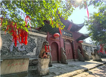 不止西南聯大，一位作家對十所抗戰內遷大學的追尋　　這是一場持續8年的行走，和十條穿越硝煙的遷徙之路。2017年春，四川作家聶作平……[詳細]