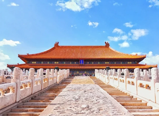 太和殿見證日軍投降儀式　　廣場上民眾歡呼雀躍，情緒高亢，氣氛熱烈。軍樂隊凱歌高奏，禮炮齊鳴。隨后全體肅立，為在抗日戰爭中犧牲的中國將士默哀……[詳細]