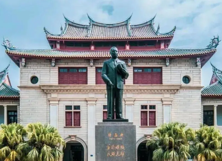 陳嘉庚1940年考察抗戰中的中國大學　　陳嘉庚（1874—1961）是著名愛國華僑領袖，被毛澤東譽為“華僑旗幟，民族光輝”。[詳細]