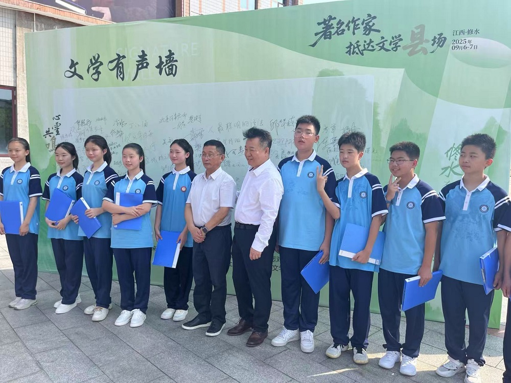 邱華棟、阿來與朗誦阿來詩歌的學生合影