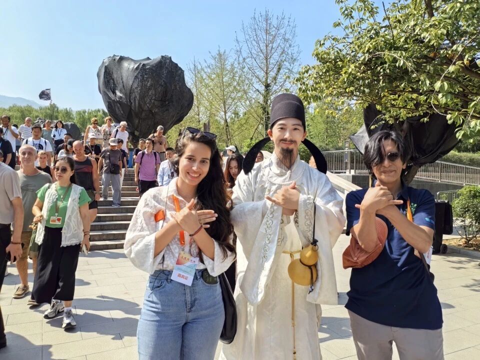 古巴詩人吉賽爾·露西亞·納瓦羅與厄瓜多爾詩人阿古斯廷·瓜姆博，向“李白”學習叉手禮