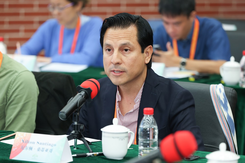 秘魯詩人尼爾頓·桑蒂亞哥