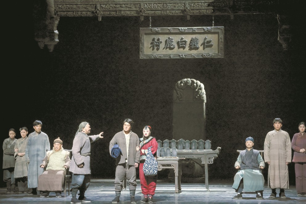 陜西人藝話劇《星空與半棵樹(shù)》（上圖）《白鹿原》（下圖）日前先后在上音歌劇院上演。 均本報(bào)記者 葉辰亮 攝