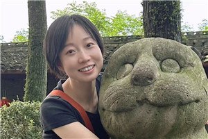 童話：獲獎作品《外婆變成了麻貓》作者：慈琪         獲獎感言關于外婆的童話獲獎了，我心中百感交集。我無法和外婆分享喜悅，因為她不會知道發生了什么，即便知道，也會很快忘記。如今的她，生活在許多“全新”的一分鐘里，高興是一分鐘，生氣是一分鐘……