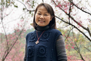 小說：獲獎作品《狼洞的外婆》作者：王勇英         獲獎感言我出生在一個叫大車的客家村莊。童年時代，村里經常有劇團、戲班來演采花劇、唱木鬼戲等。小時候我們沒有課外書看，但有很多戲看，那是在鄉村戲臺上、打谷場上演的故事，是最鄉土的“書”。