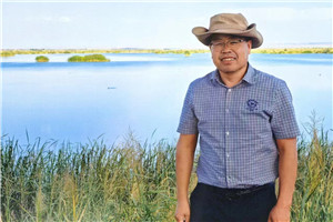 小說：獲獎作品《額吉的河》作者：許廷旺         獲獎感言在阿拉善流傳著“半袋冰糖”的故事。當年一對年輕夫婦給上海孤兒送些牛奶、黃油。妻子看到一個男孩，兩歲了，不會坐不會爬，大腦袋小細脖。男孩與她特別親，臨走時哭鬧不止。當晚，夫婦商議領養男孩。