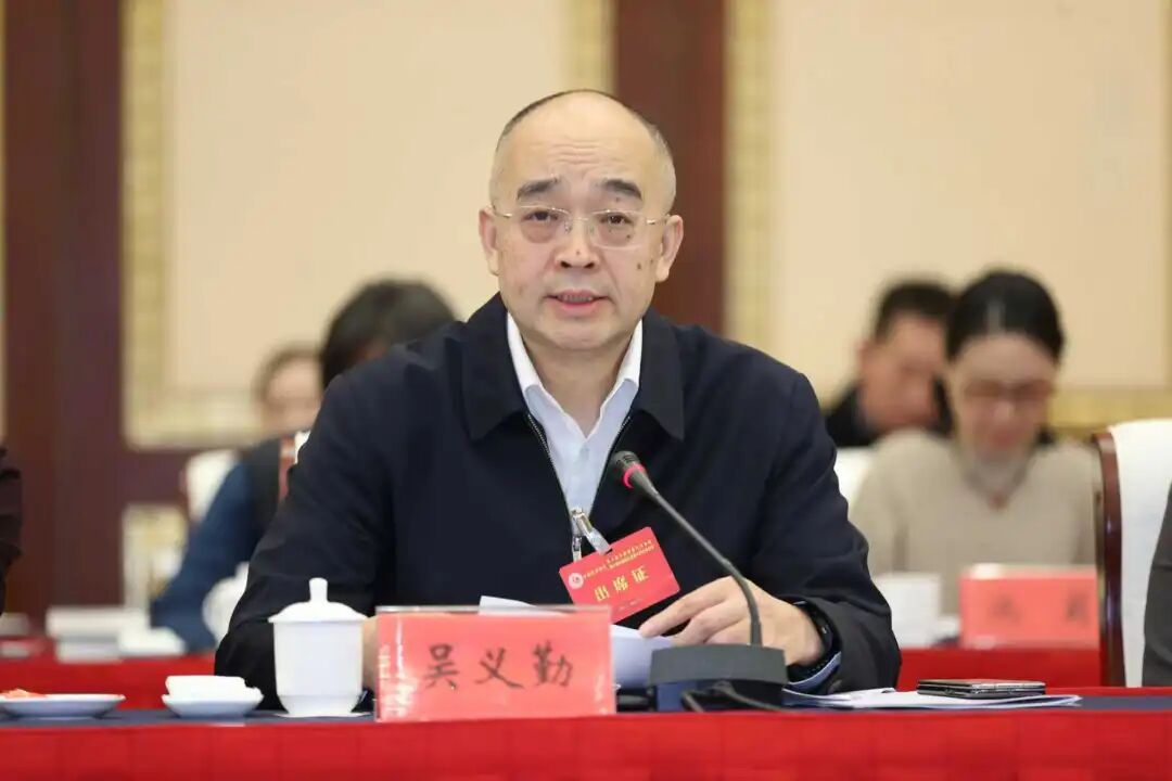 中國作協黨組成員、副主席、書記處書記吳義勤主持第一次全體會議