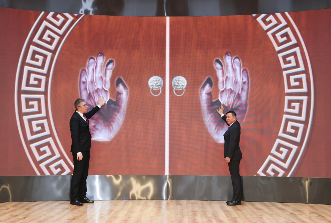 張宏森與弗拉季斯拉夫·赫姆斯特共同宣布“2025中俄文學周”正式啟動