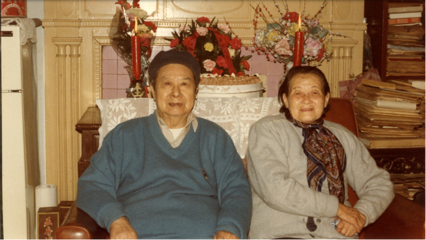 施蟄存與陳慧華結婚六十年紀念合影，1988年12月2日。