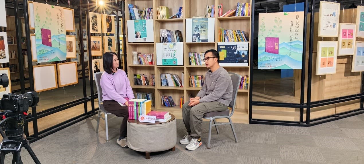 李英俊（右）談《燈盞》