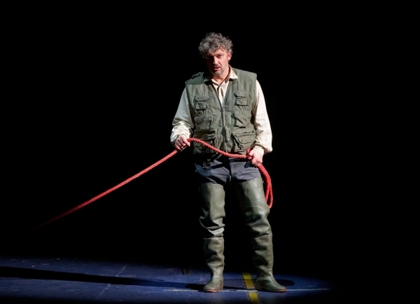 喬納斯·考夫曼在維也納國家歌劇院演出本杰明·布里頓的歌劇《彼得·格萊姆斯》