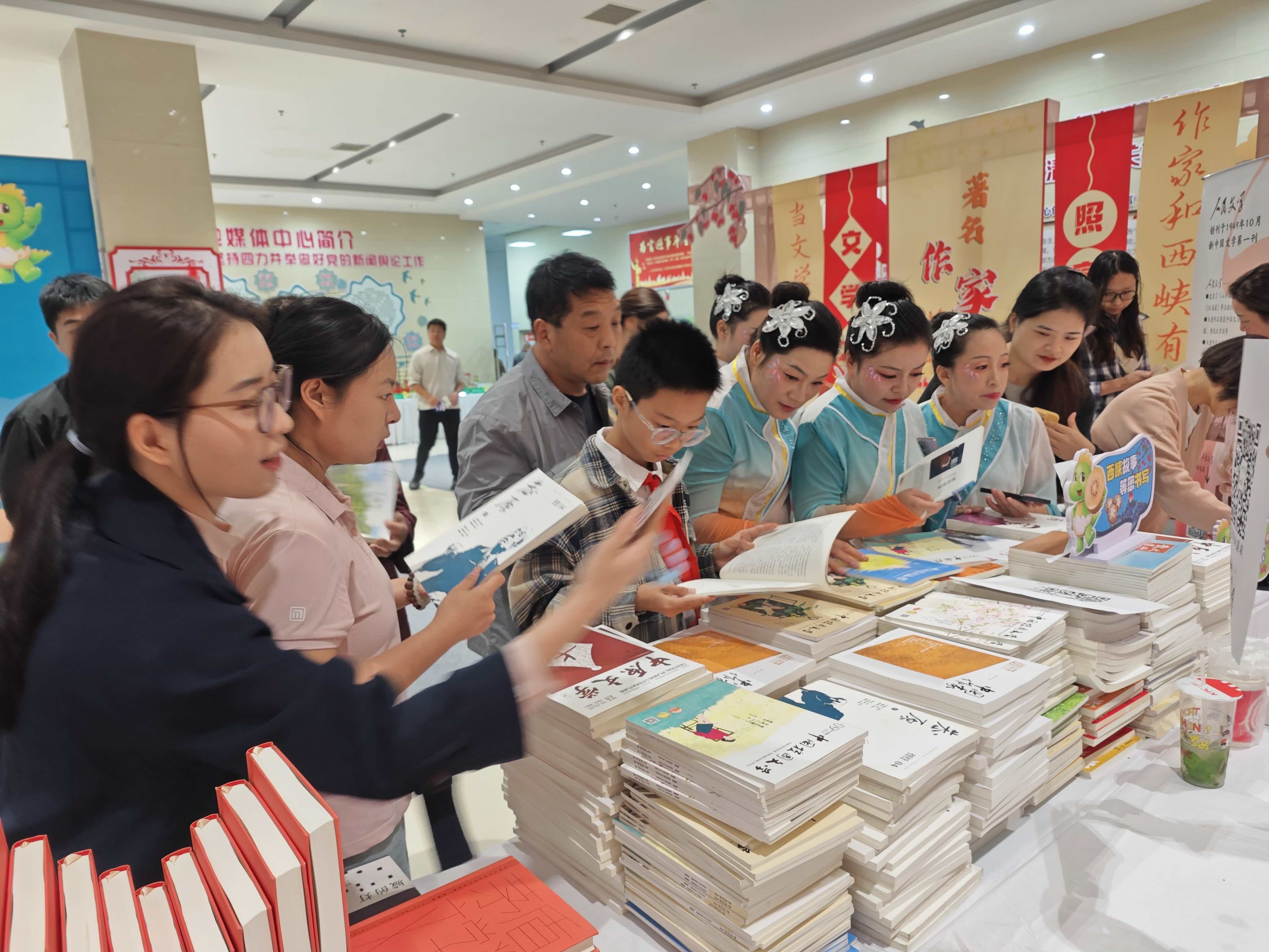 名家西峽行 文學抵基層