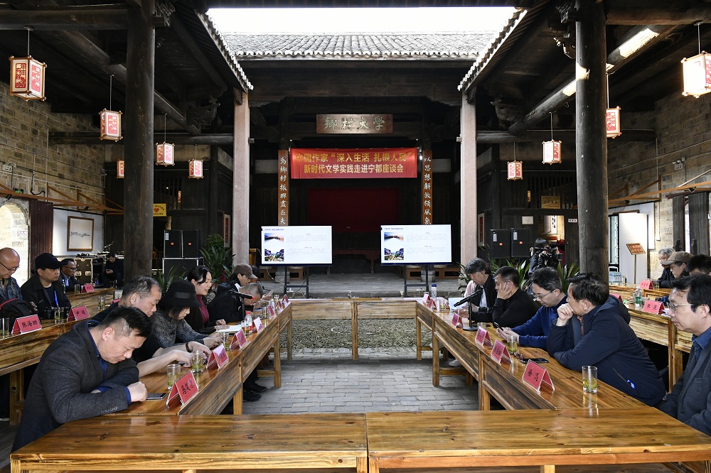 2023年3月9日下午，采風(fēng)團(tuán)一行與寧都當(dāng)?shù)匚膶W(xué)愛(ài)好者在東山壩鎮(zhèn)小源村進(jìn)行座談交流