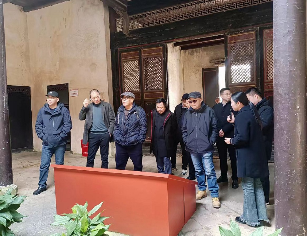 2025年2月11日，采風(fēng)團(tuán)一行在小布鎮(zhèn)革命舊居舊址群參觀。