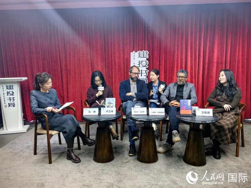 1月11日，巴西作家朱利安·福克斯（左三）和杰弗森·特諾里奧（右二）與譯者盧正琦（左二）、王韻涵（右一）展開對話。人民網記者 符園園攝
