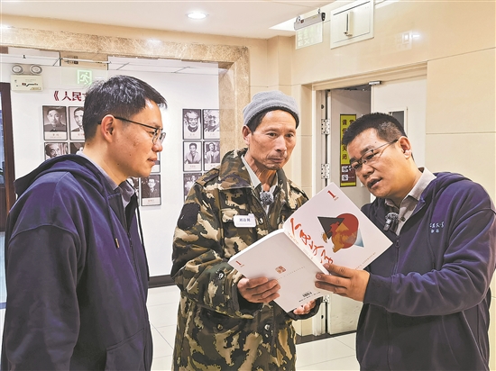 劉詩利與《人民文學》主編徐則臣、副主編陳濤一起閱讀刊物。《人民文學》雜志社 供圖