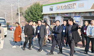 全國(guó)文學(xué)名刊名編創(chuàng)作筆會(huì)與會(huì)作家參觀九女峰鄉(xiāng)村振興示范區(qū)