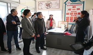 全國(guó)文學(xué)名刊名編創(chuàng)作筆會(huì)與會(huì)作家參觀泰山黨史教育基地