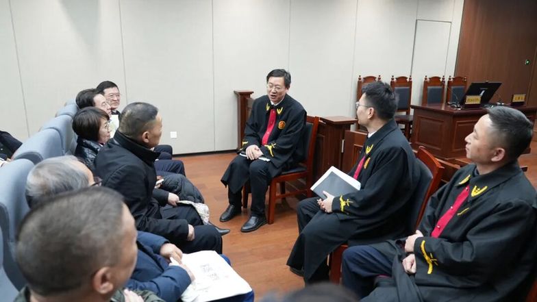 圖為采風作家們在合肥法務區旁聽庭審后，與主審法官交流。