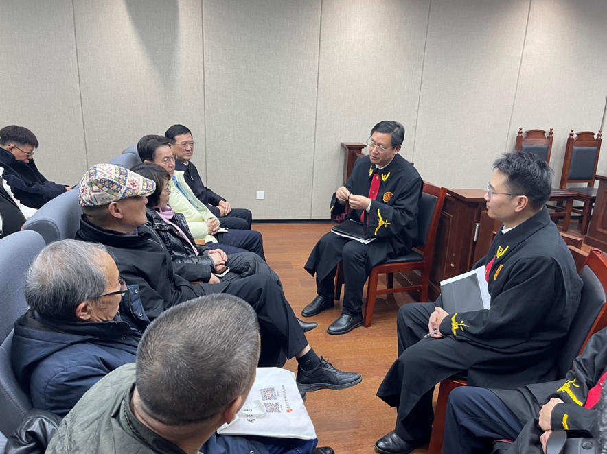 作家們在合肥法務(wù)區(qū)旁聽庭審后，與主審法官交流。