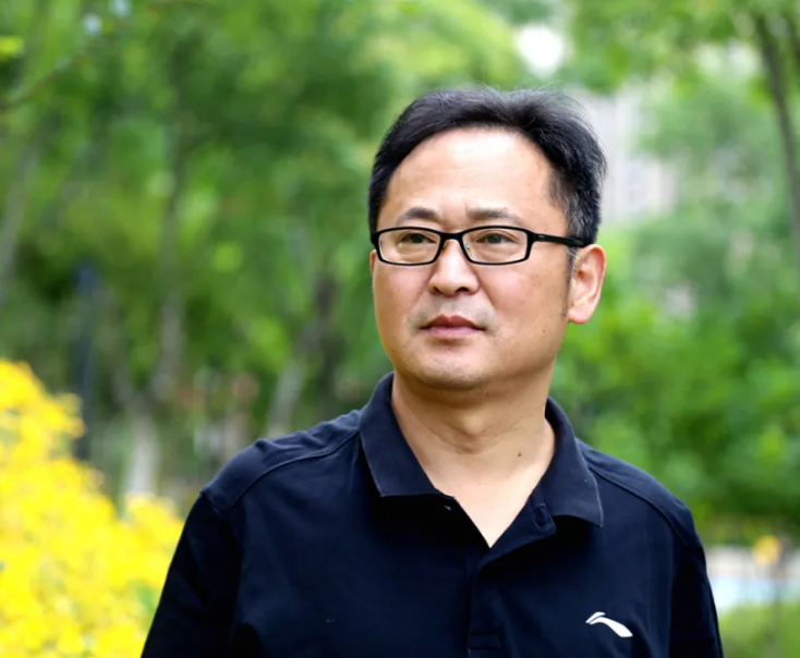 張 琳，安徽碭山人，中國作家協會會員，安徽文學院第五屆簽約作家。作品散見于《小說選刊》《中篇小說選刊》《微型小說選刊》等。文學編輯，獲第二十一屆百花文學獎編輯獎等。