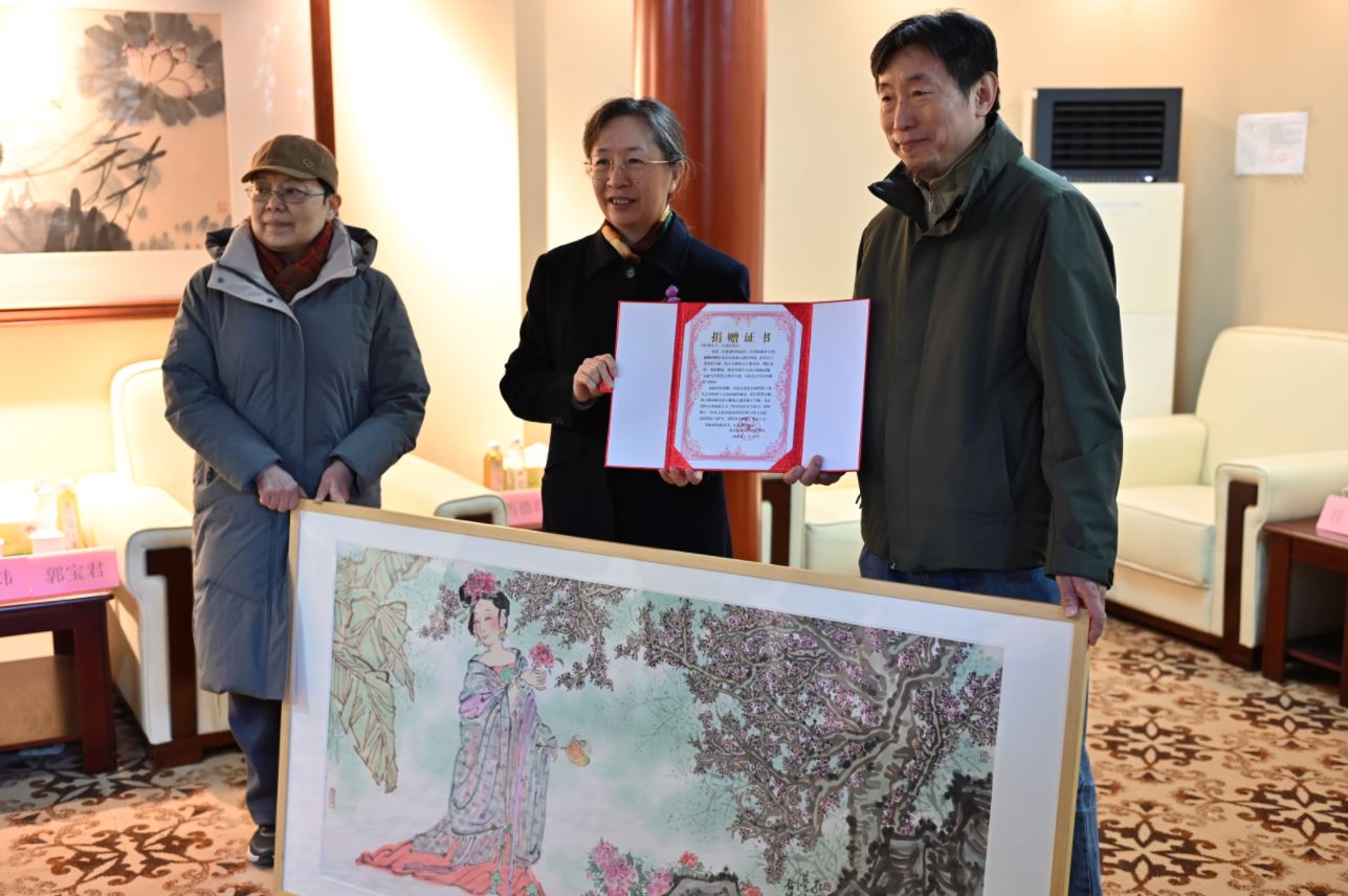 韋紅燕、汪港清向北海公園捐贈作品，北海公園黨委書記、園長孫齊煒接受捐贈