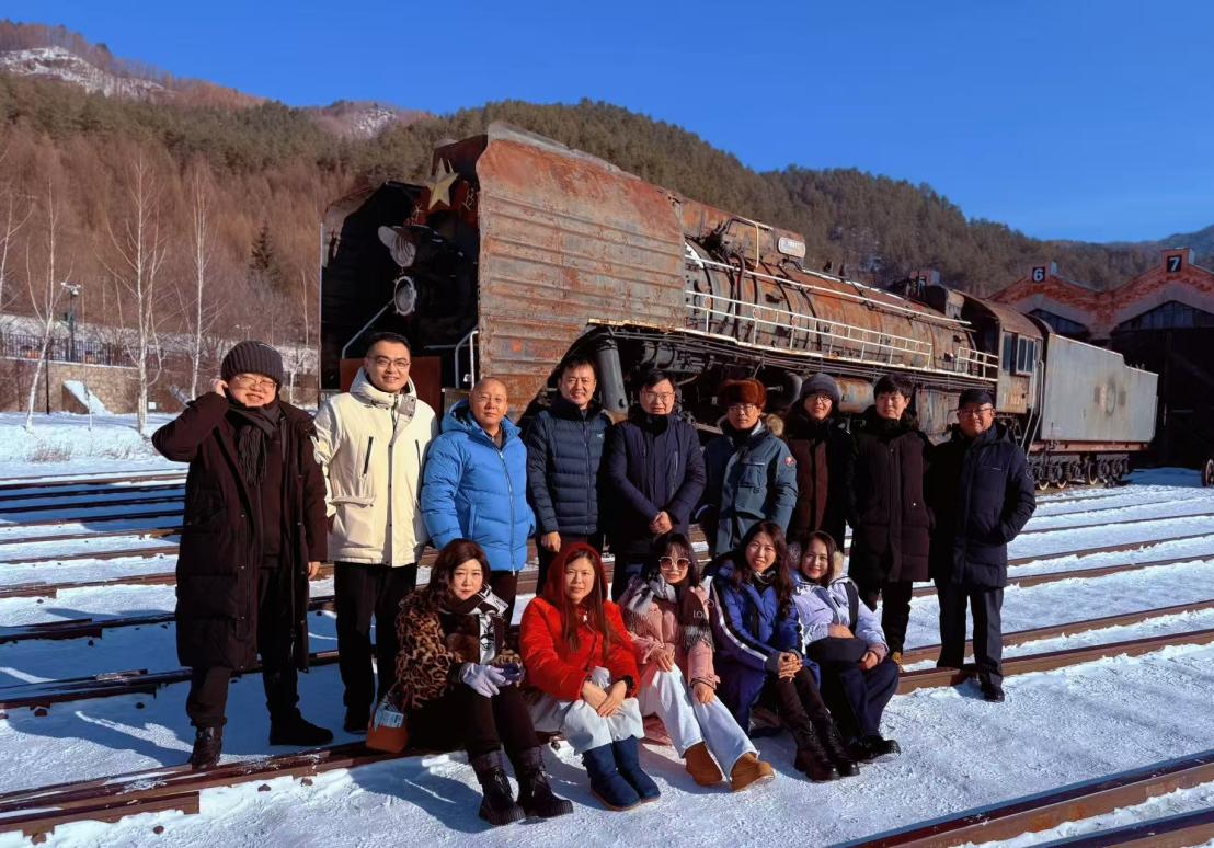 全國網絡文學名家創作采風團在橫道河子鎮中東鐵路機車庫