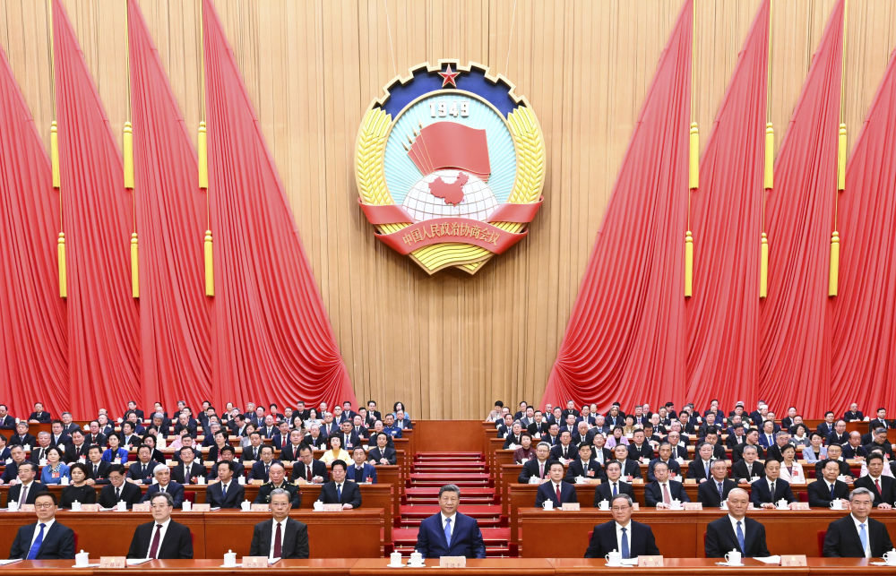 3月4日下午，中國(guó)人民政治協(xié)商會(huì)議第十四屆全國(guó)委員會(huì)第四次會(huì)議在北京人民大會(huì)堂開(kāi)幕。這是習(xí)近平、李強(qiáng)、趙樂(lè)際、蔡奇、丁薛祥、李希、韓正在主席臺(tái)就座。新華社記者 燕雁 攝
