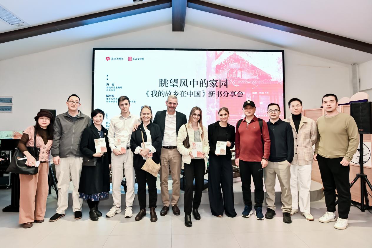 海嬈、溫明明、唐詩人等與多洛絲后人一行合影