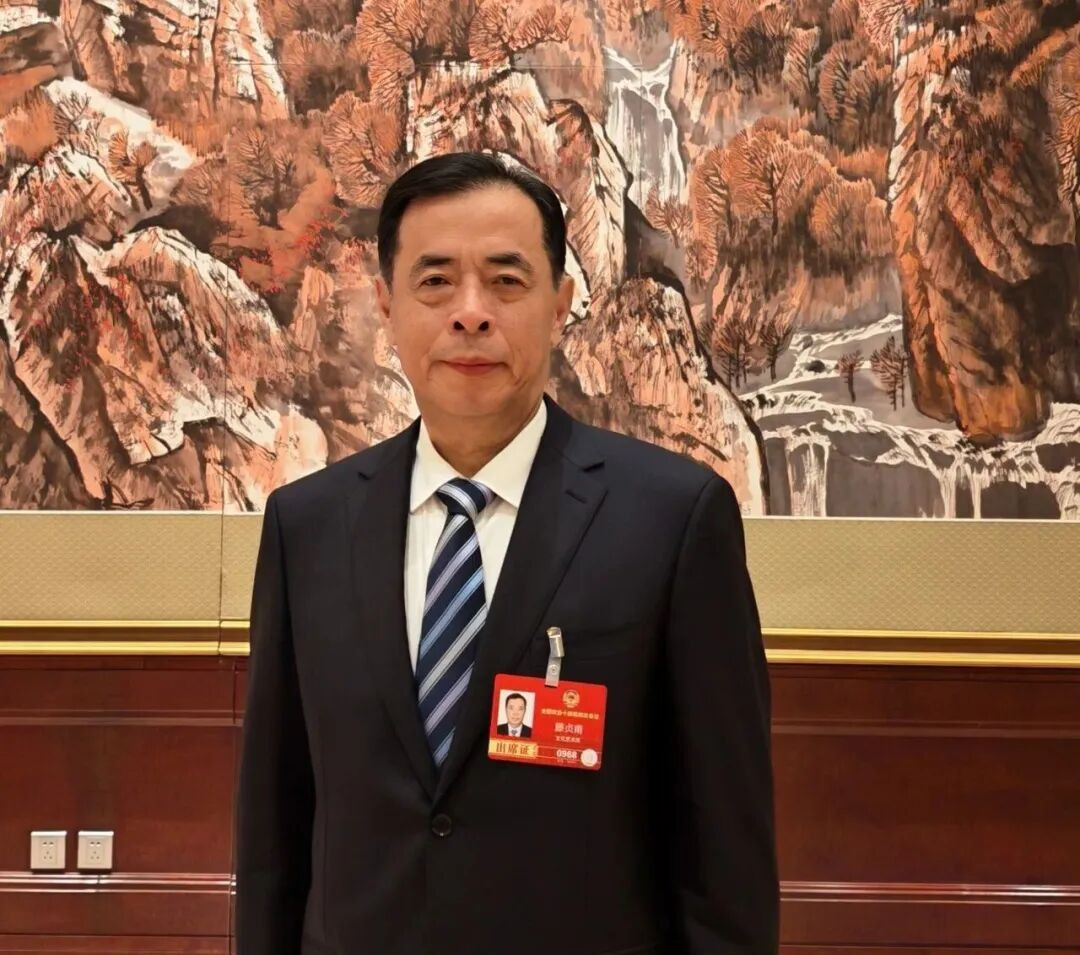 全國政協委員、中國作家協會主席團委員滕貞甫