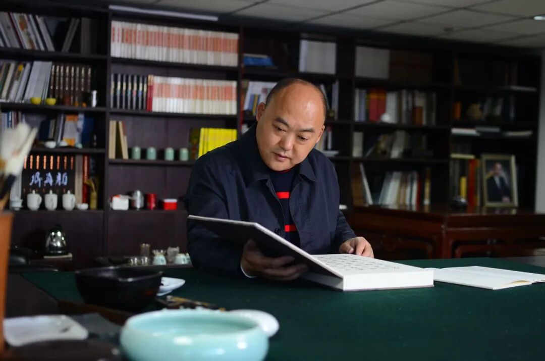 全國政協委員、民盟中央文化委員會副主任、中國國家畫院藝術家洪厚甜