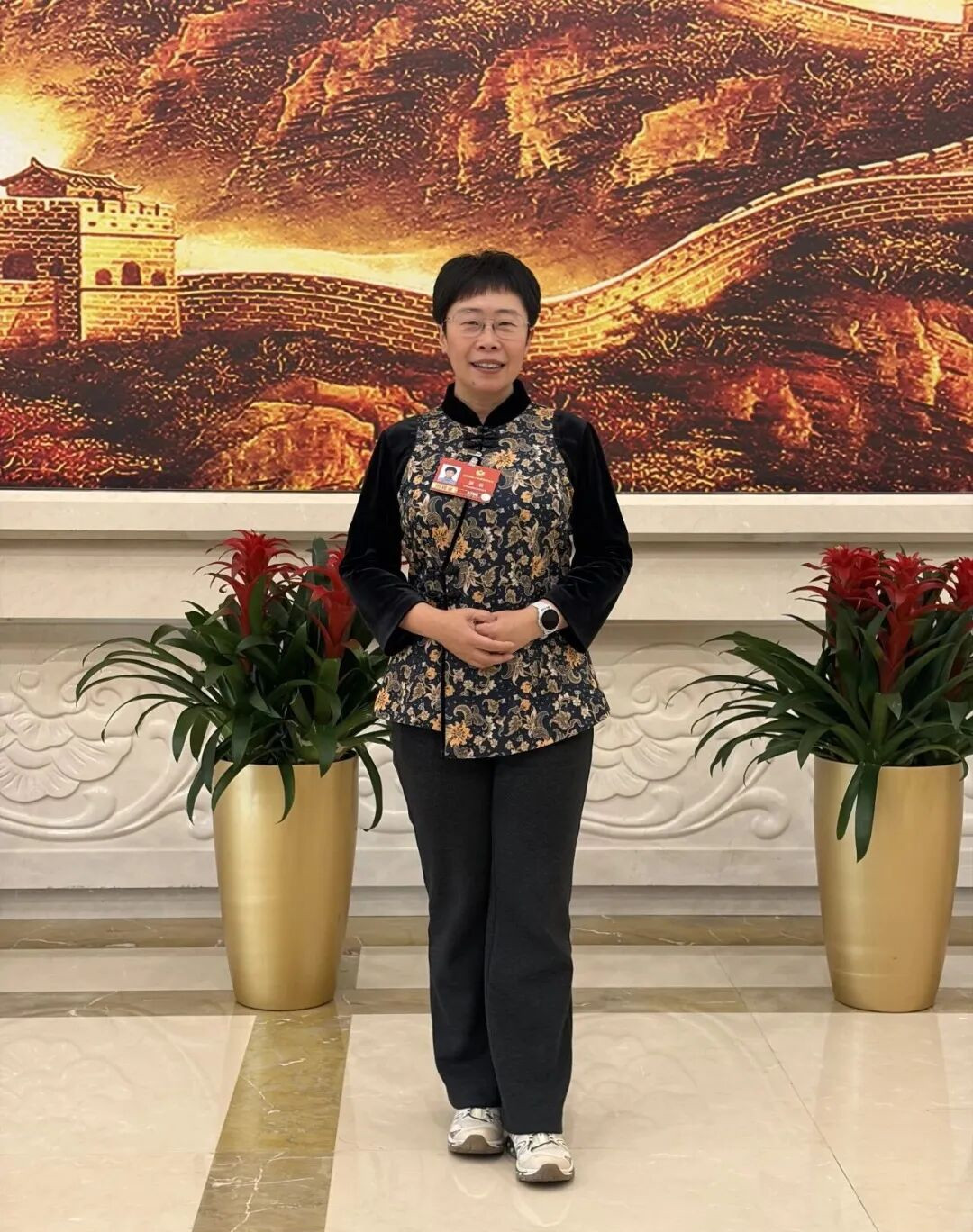 全國政協委員，全國婦聯副主席（兼），中央民族大學黨委委員、教授蒙曼