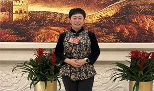 全國政協委員，全國婦聯副主席（兼），中央民族大學黨委委員、教授蒙曼