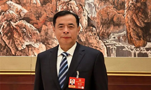 全國政協委員、中國作家協會主席團委員滕貞甫